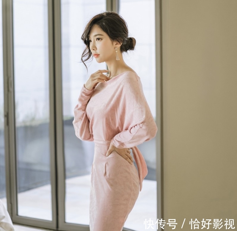 「迷人」朴洙妍-简约娴雅迷人柔粉连身短裙鉴赏