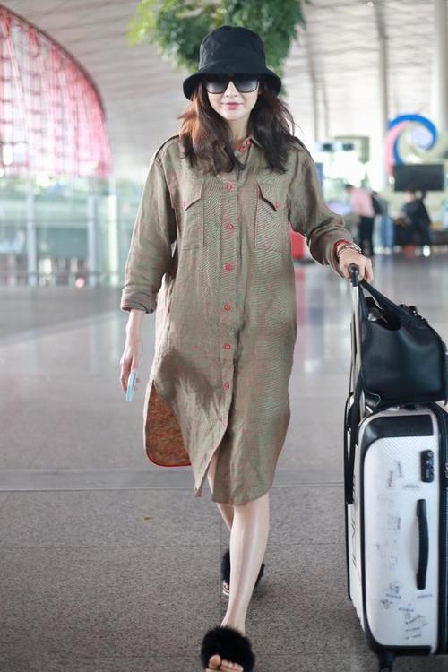 王鸥这次穿衣真接地气，一件长款衬衫裙，穿出了邻家姐姐的味道！