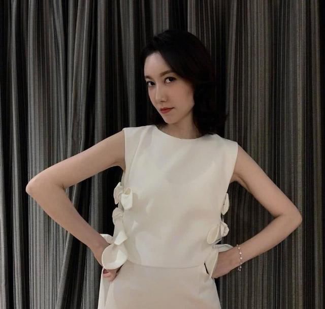  少女：林小娘高露短上衣配修身裙甜美又可爱，简直就是少女