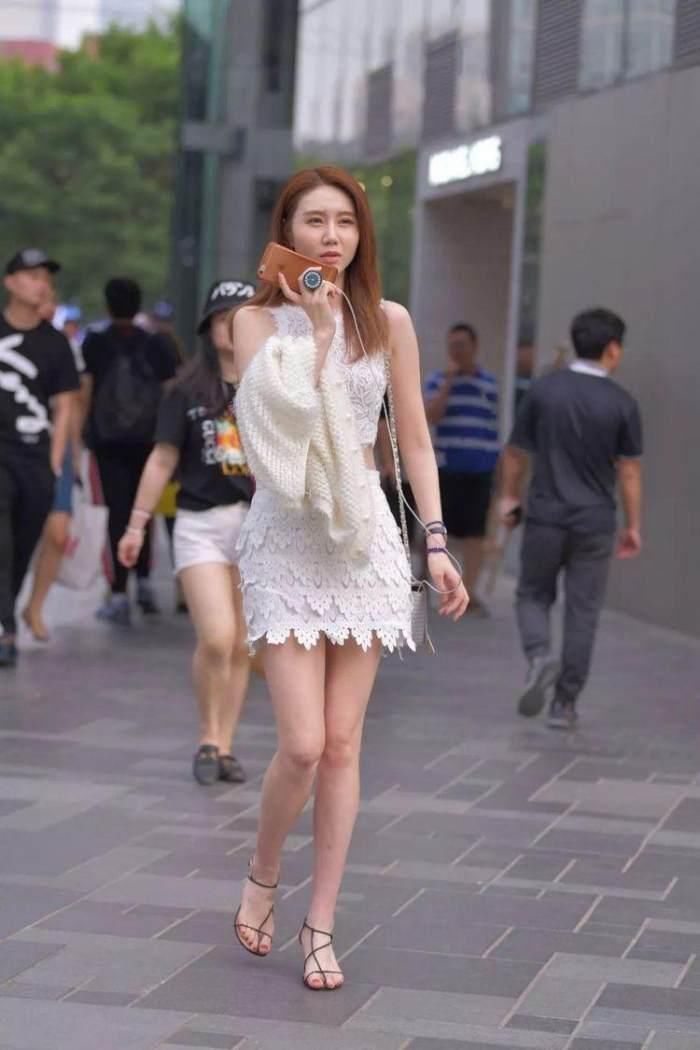 美女连一圈搭配黑色小高跟鞋，干练性感，很是有女人味!