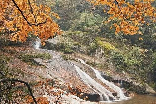 最是深秋时节落叶飘零水绵绵，四川真的是个宝地，风景美不胜收！