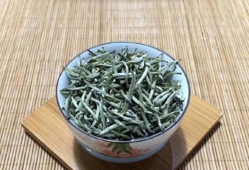  【喜欢养兰】养几盆兰花，收少许花瓣，泡几杯兰花茶，生活就该这么简单