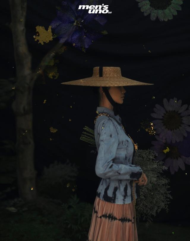 『辣妈』Anglebaby罕见晒娃,亲子装摘草莓,红色毛衣隐约辣妈身材