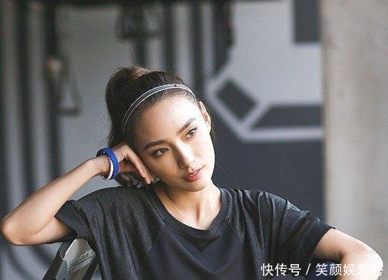 小姐姐的打底裤很时尚, 妥妥的女神范。