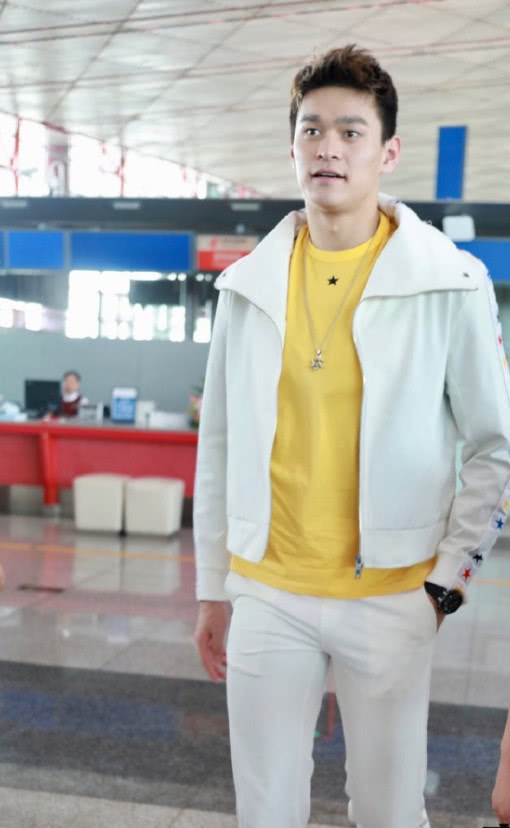 孙杨身材绝了！简单的基本款竟穿出时髦感，网友：不愧是世界冠军