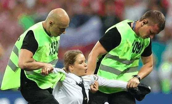 四名球迷冲进球场球员被吓懵 世界杯决赛被迫中断姆巴佩背锅
