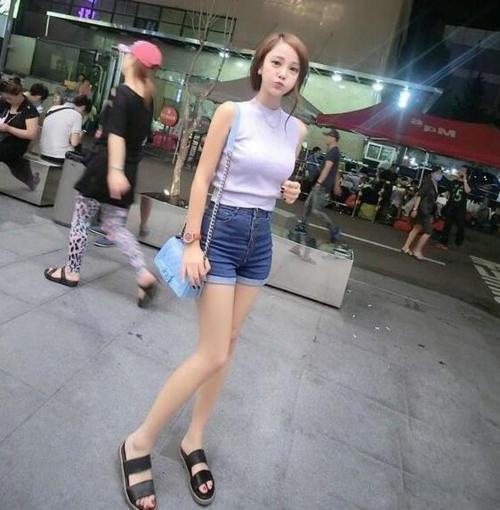 俏美靓丽的牛仔裤美女，身材曲线凹凸紧致，怎么搭都好看！