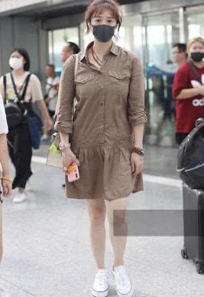 蒋欣瘦20斤后现机场，素颜憔悴惹人心疼，网友：还是胖回去吧！