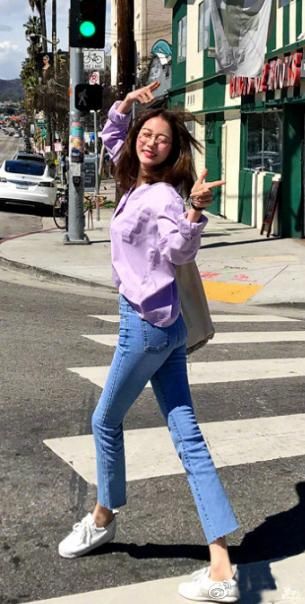 牛仔裤可以分分钟穿出自己的品质感，浅蓝色搭碎花上衣最撩人