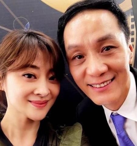 【家暴】她曾与刘晓庆齐名,被前夫家暴,嫁小8岁冯远征,65岁被宠成公主