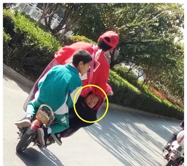  「调侃」装了“真人后视镜”的电瓶车火了，网友纷纷调侃：娃要受不少罪！