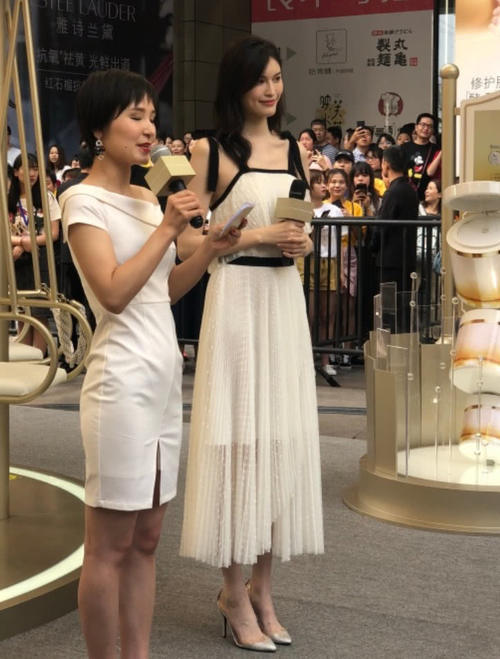 何穗把高跟鞋穿得像钉子拖鞋，脚指头露出来了，这样穿能稳吗？