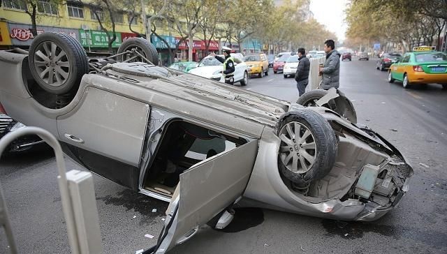  保命■有车的朋友注意了！高速路上爆胎，做到这3点方能保命