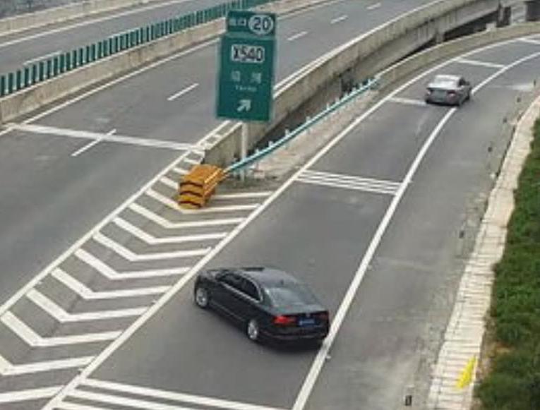 高速公路上如果误入ETC，车主该倒车吗？交警：解释最后一遍！