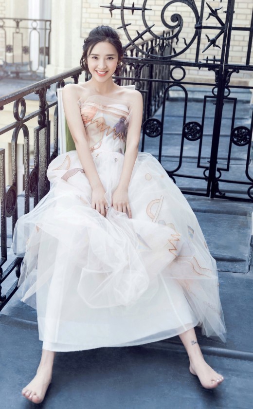 唐艺昕真厉害，在身前画个“心电图”？瞬间美得“惊心动魄”！