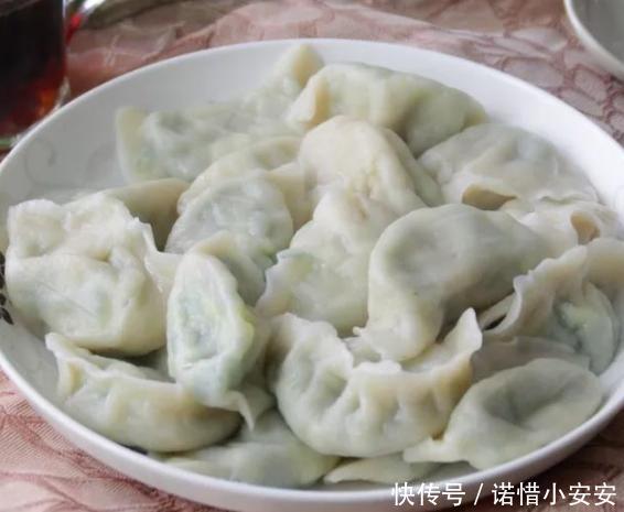  『包饺子』韭菜馅饺子好不好吃，放什么油是关键，婆婆这样做，饺子更鲜香