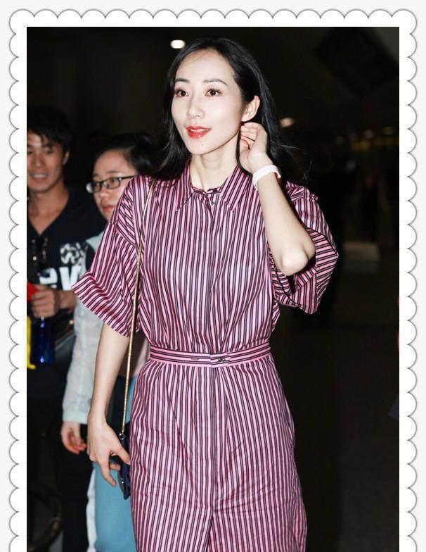 何穗穿条纹裙真不一样，对比起来韩雪腿好短，网友：超模就是超模