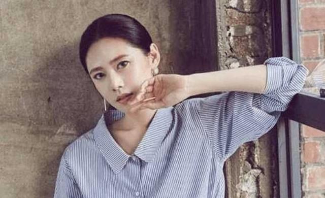 秋瓷炫真大胆，透视蕾丝裙能遮住吗?网友:韩国明星果然不一样