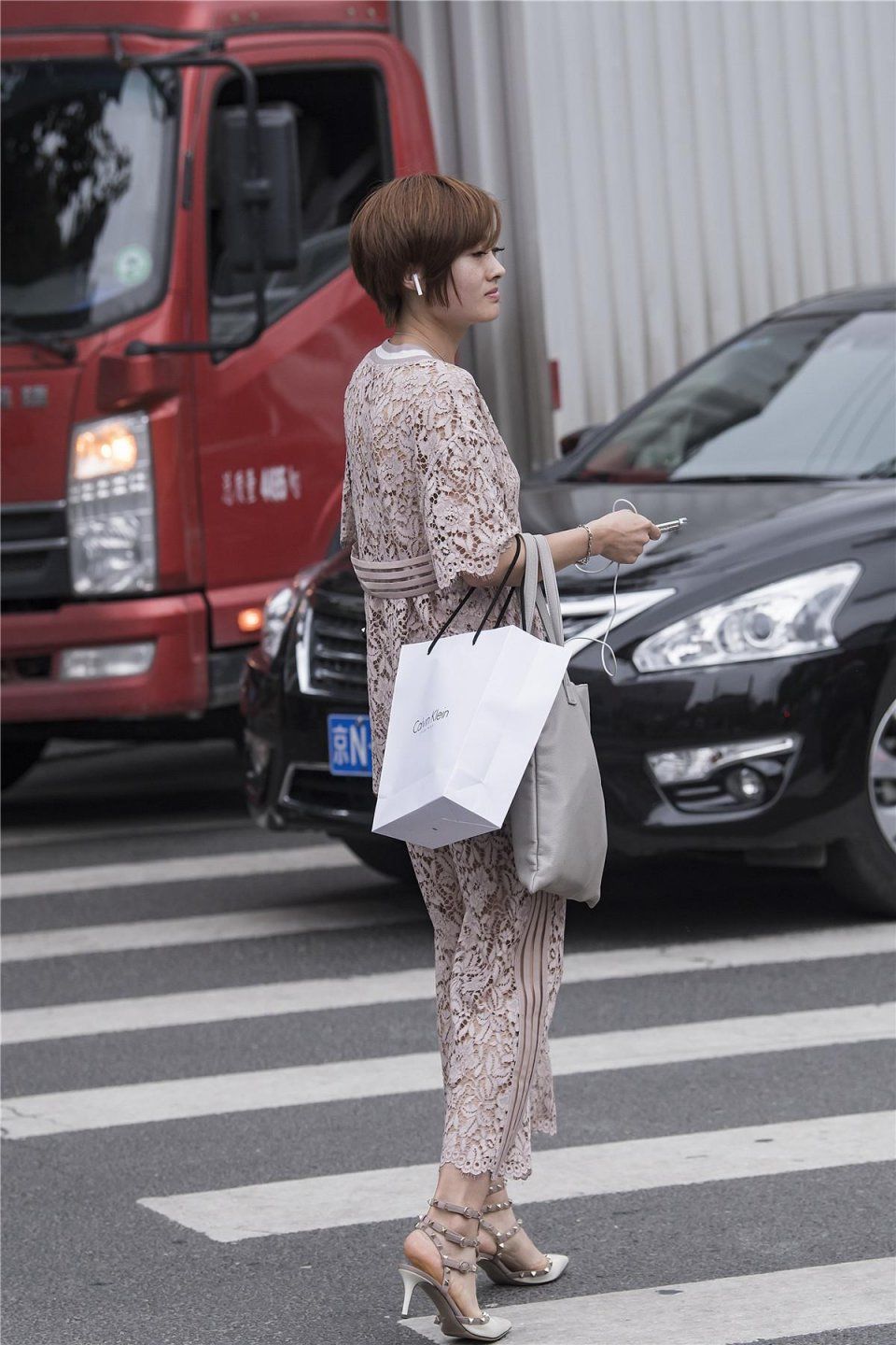 街拍:穿雷斯莎装的姑娘，尽显华丽高雅气质