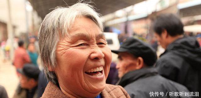 农村养老保险能一次性补缴了，每月领1200元，农民们怎么看