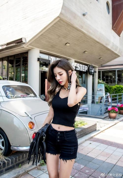 路人街拍， 黑色牛仔短裤配上背心，立马提升了姑娘的优雅气质