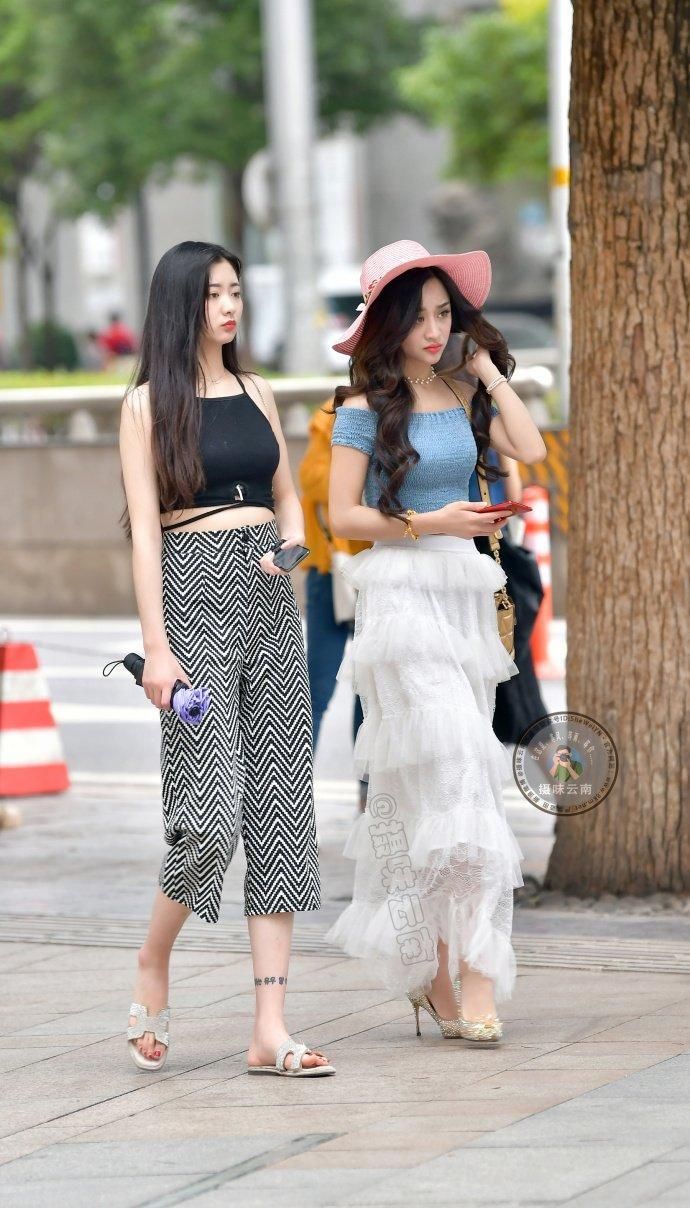 街拍:一件适合紧身连体裙，塑造身材曲线不再困难