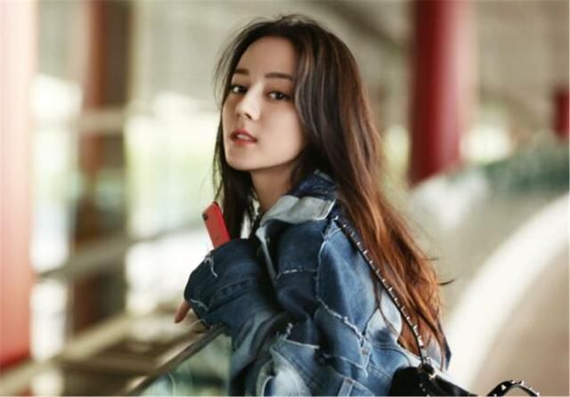 热巴高颜值离不开“龙须刘海”，却不知她的发际线这么高！