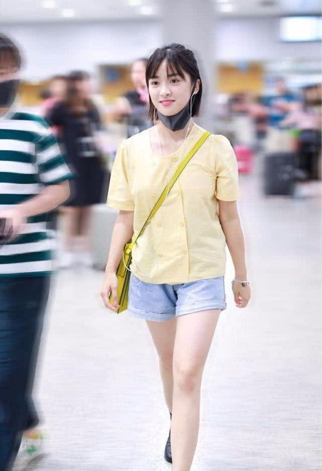 沈月总算穿对了一次，暖色T恤搭牛仔裤，一双大长腿引人注目