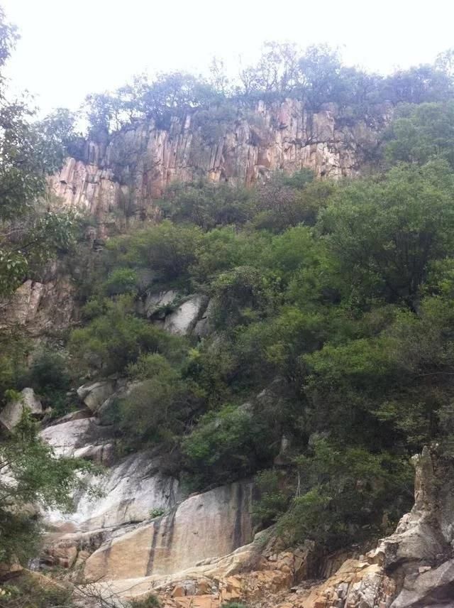 河南有一风景如画的河谷景区，红石遍布瀑潭相连，吃住便宜无门票