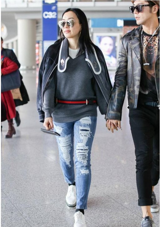 钟丽缇又放飞了，穿非主流破洞裤晒粗腿，网友:张伦硕给她带歪了