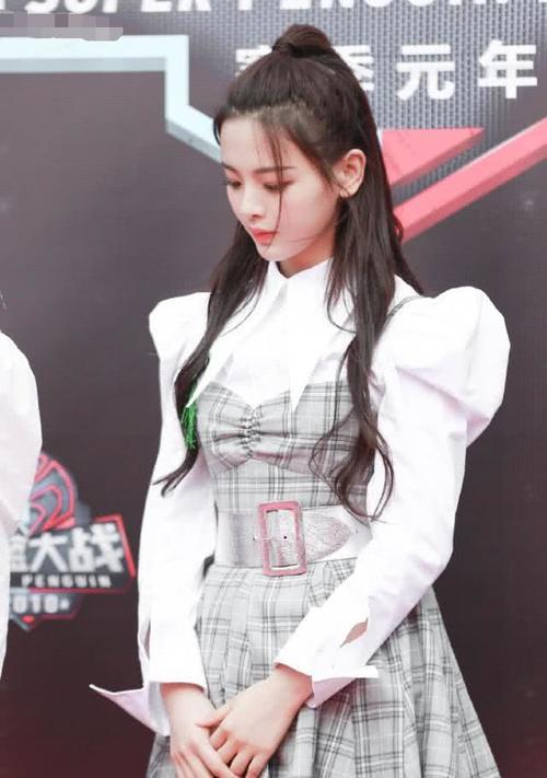 当杨超越和孟美岐同玩“下装失踪”，腿粗腿细的差距竟如此尴尬！