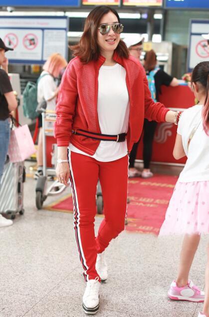 钟丽缇厉害！这么紧的运动衣还硬塞，网友：外套感觉快要撑不住了