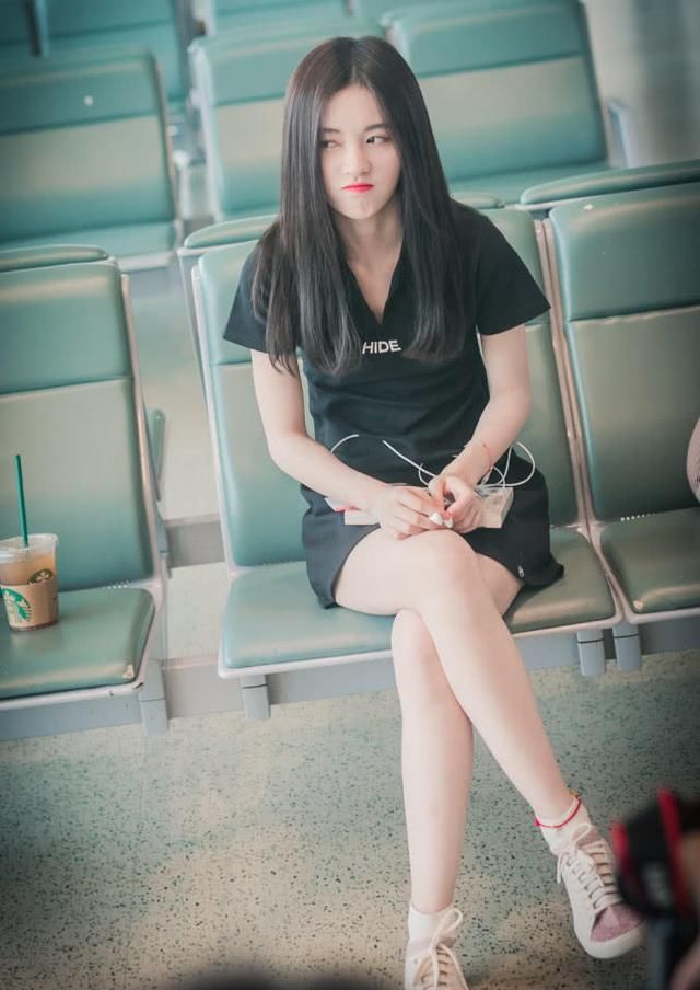 “袜子鞋”刚走，鞠婧祎就穿起了“袜套鞋”,少女感全靠它了！