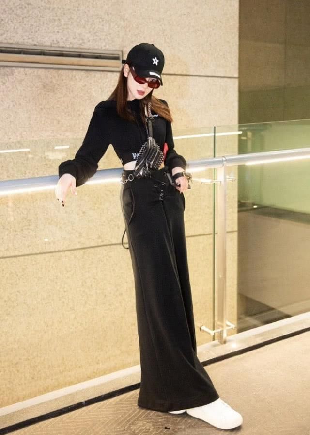戚薇这身造型很有特色，这么长的裤子，感觉像给机场在拖地！