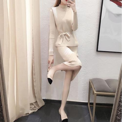 老婆38岁了，秋天穿这样的减龄套装裙，舒适洋气还保暖，忒显嫩