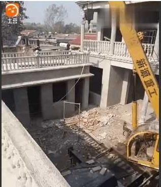 农民老张盖房，建好后想哭了，原来吊车没开出去，网友们速来支招