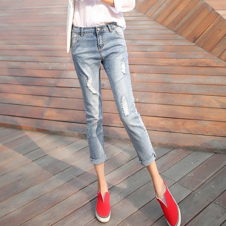 别穿满大街的裙子了，现在很流行这几款牛仔裤，连背影都很女神范