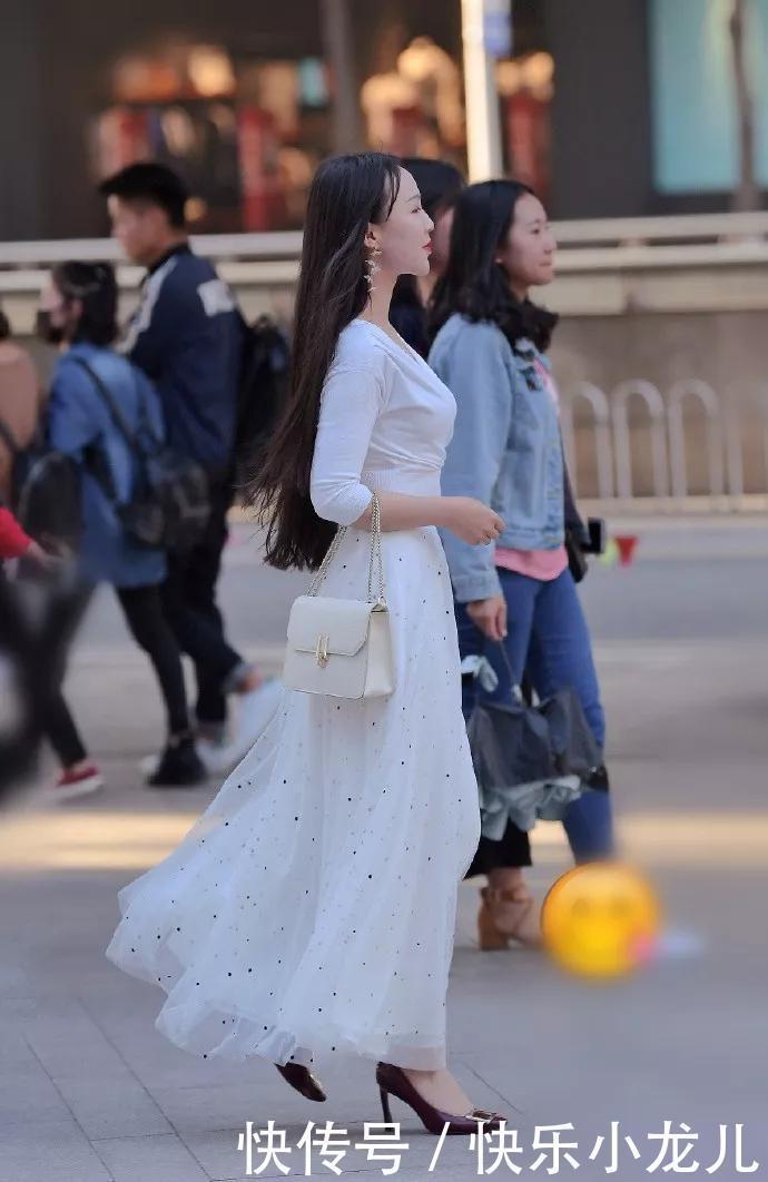 #T恤衫#街拍白色的短T恤衫,露脐的设计更是更加的迷人