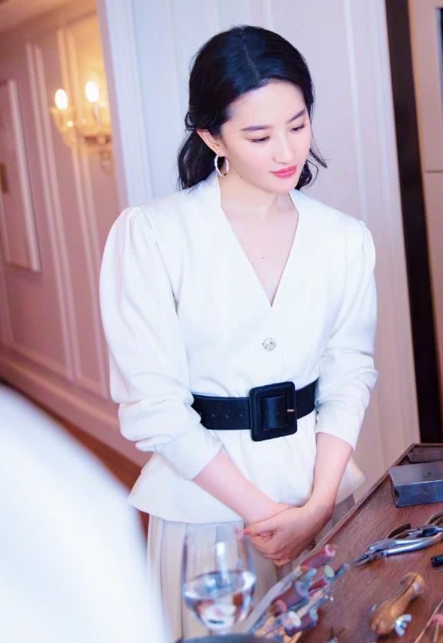 「试试」脸圆的妹子有救了,快试试V领衣复古又大气,连明星们都爱不释手