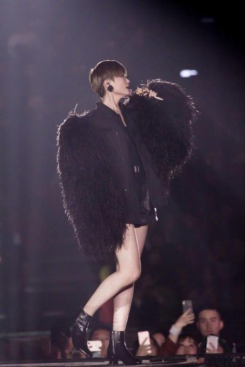 不是谁都有李宇春的那样的大长腿,“五五开”身材如何搭配变腿精!