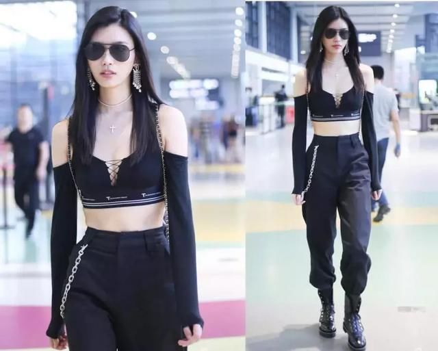 奚梦瑶亮相机场，吊带穿出“肚兜”的既视感，网友直呼不敢看