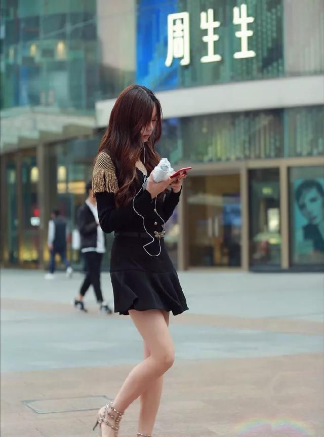  #美女#美女脚上搭配上一双尖头高跟鞋,优雅时尚,还能够带着减龄的效果