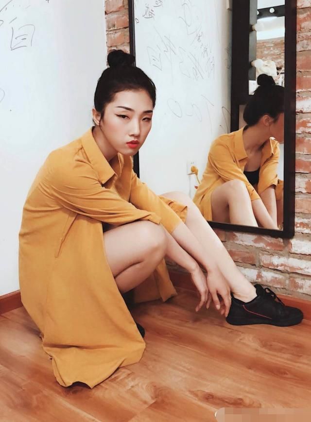 Yamy换发型了，眉上刘海被吐槽，和徐梦洁同框对比很明显