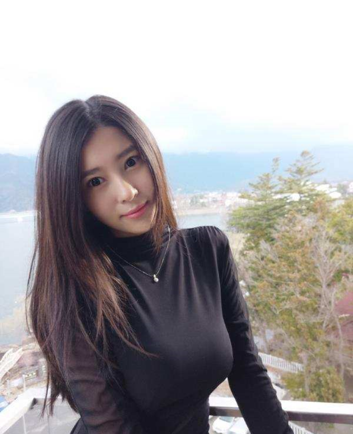 路人街拍 妙龄女郎穿上恨天高跟鞋，图3小姐姐走路都是利索了