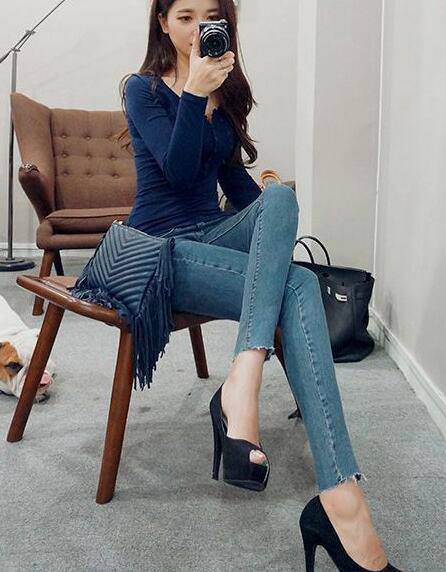时尚潇洒的牛仔裤小姐姐，身材曼妙，着实让人心动！