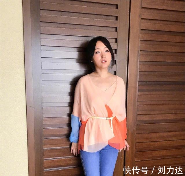 47岁杨钰莹看着真像17岁，手却辣眼睛，网友还是别装嫩了