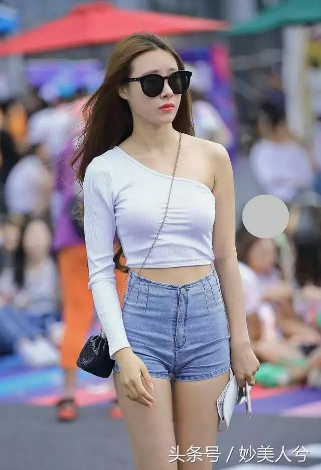 街拍：在这缤纷的夏季，长腿美女自带迷人气息！