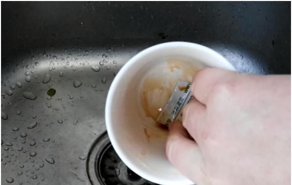  特别：牙膏管用完别扔,放在厨房能省好多钱,邻居看了都想学