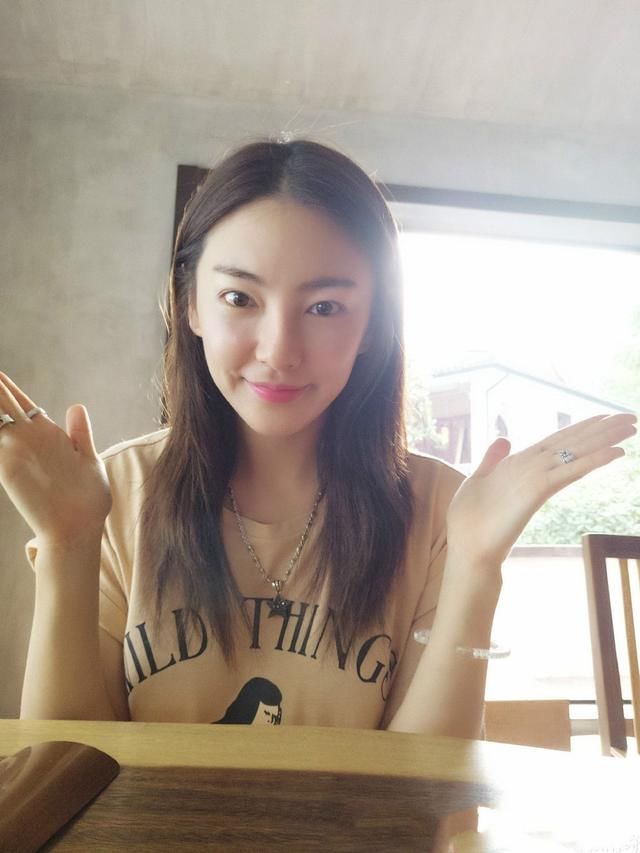 张雨绮真会玩，硬是把高跟鞋穿成了矮跟鞋！