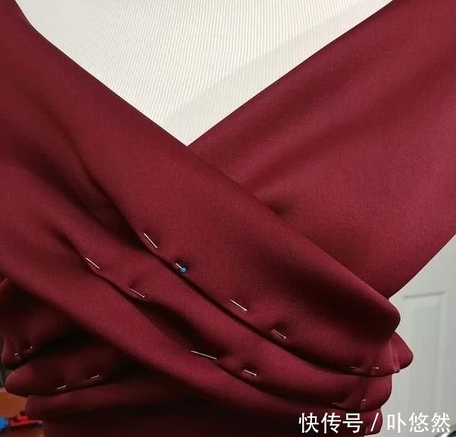  『添加』礼服这样设计才独具一格，原来是从胸前添加褶皱，更加立体有质感